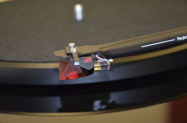 http://www.son-video.com/images/dynamic/Platines_vinyle/articles/Pro_Ject/PROJDEBUT3PIA2MRED/Pro-Ject-Debut-3-DC-Noir-laque-cellule-2M-Red_Vd1_600.jpg