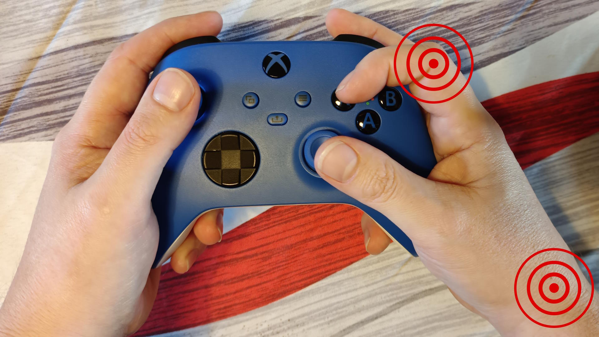 Utiliser une manette en claw peut être dangereux pour la main droite. Cette technique peut entrainer de vives douleurs.