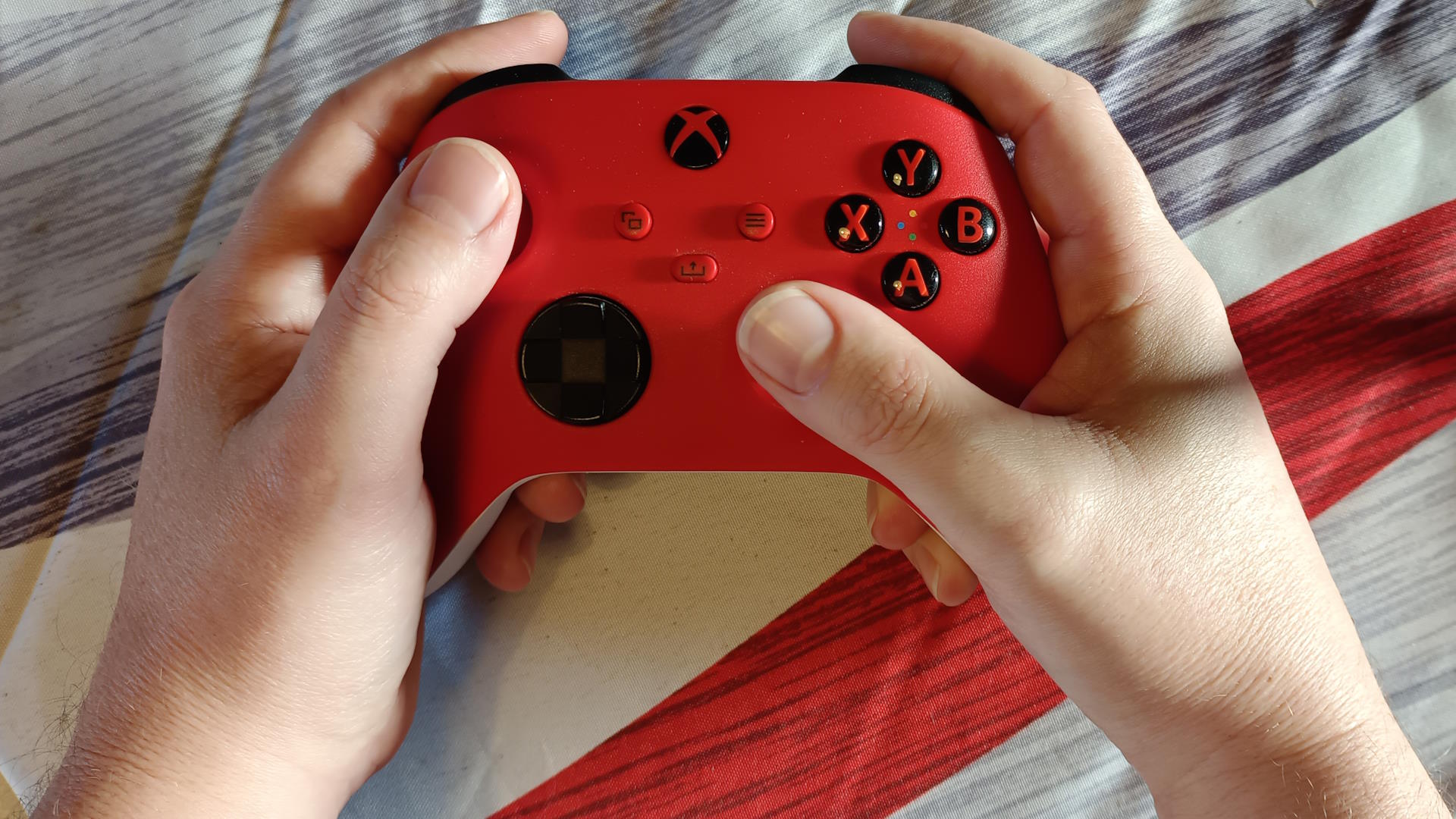 Le contrôleur Xbox dispose de sticks asymétriques. Il offre une très bonne ergonomies pour les jeux en 3D.