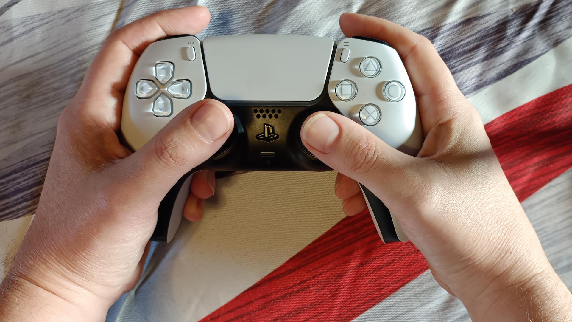 La manette DualSense dispose de sticks symétriques. Elle est idéale pour les jeux de combats.