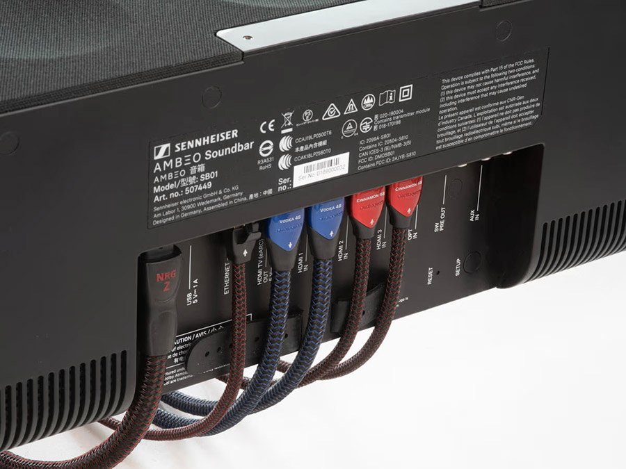 Sennheiser Ambeo Soundbar (connectique) Vue arrière de la barre de son Sennheiser Ambeo Soundbar (connectique) avec plusieurs câbles HDMI Audioquest connectés.