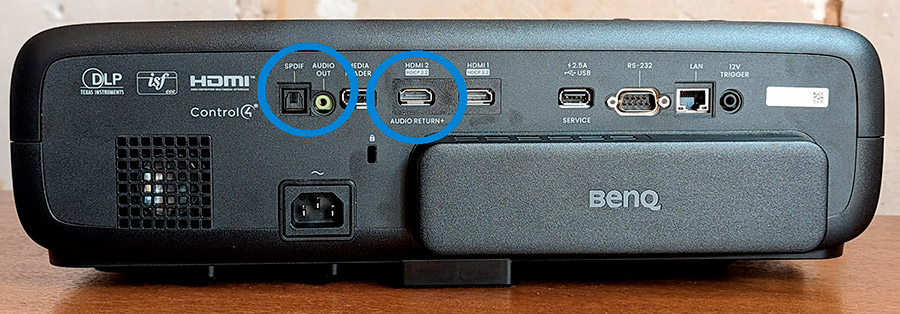 BenQ W4000i : connectique Vue arrière du vidéoprojecteur BenQ W4000i avec mise en exergue des différentes sorties audio