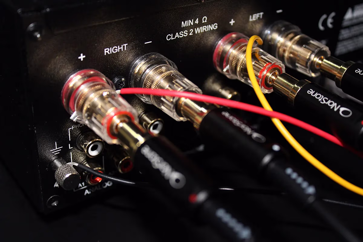 Connexion haut niveau c&ocirc;t&eacute; ampli gr&acirc;ce au c&acirc;ble fourni avec les caissons de basses REL Acoustics 