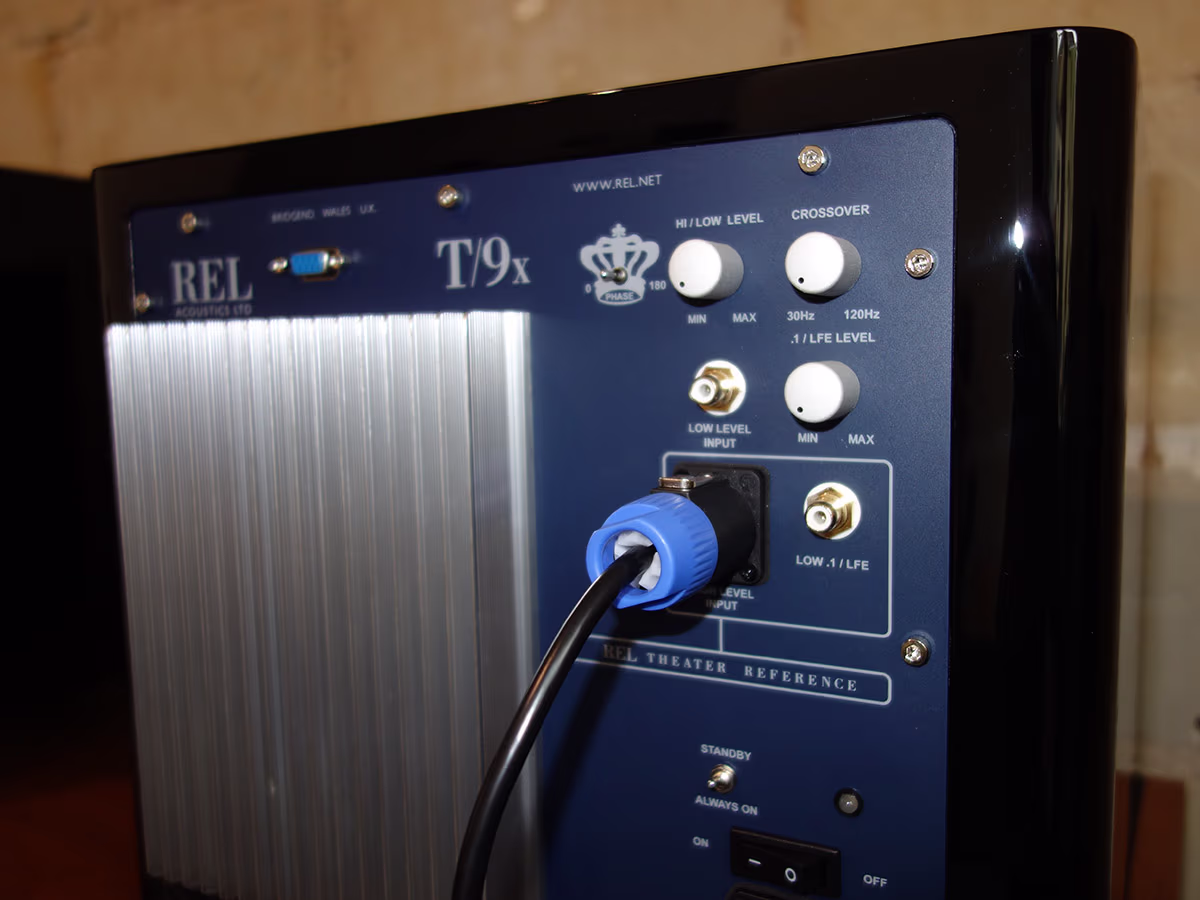 Liaison haut niveau Speakon sur caisson de basses REL Acoustics