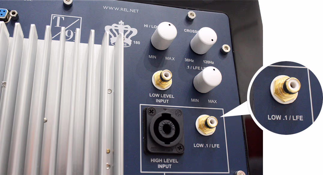 Vue en gros plan de l'entr&eacute;e LFE d'un caisson de basses REL Acoustics