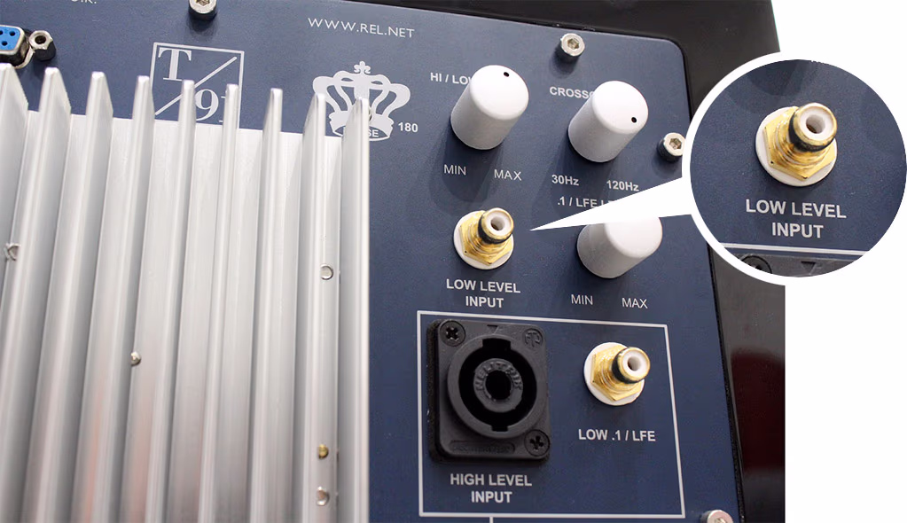 Zoom sur une entr&eacute;e bas niveau d'un caisson de basses REL Acoustics