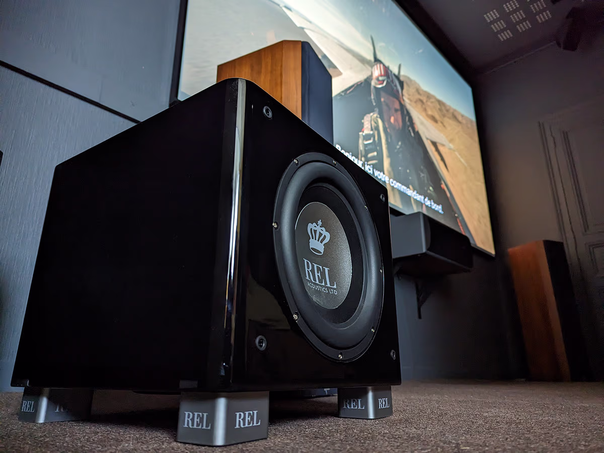 Caisson de basses REL Acoustics T/9x utilis&eacute; en home cin&eacute;ma 