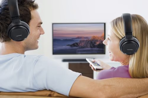 Comment écouter la TV avec 2 casques Bluetooth : image intro couple
