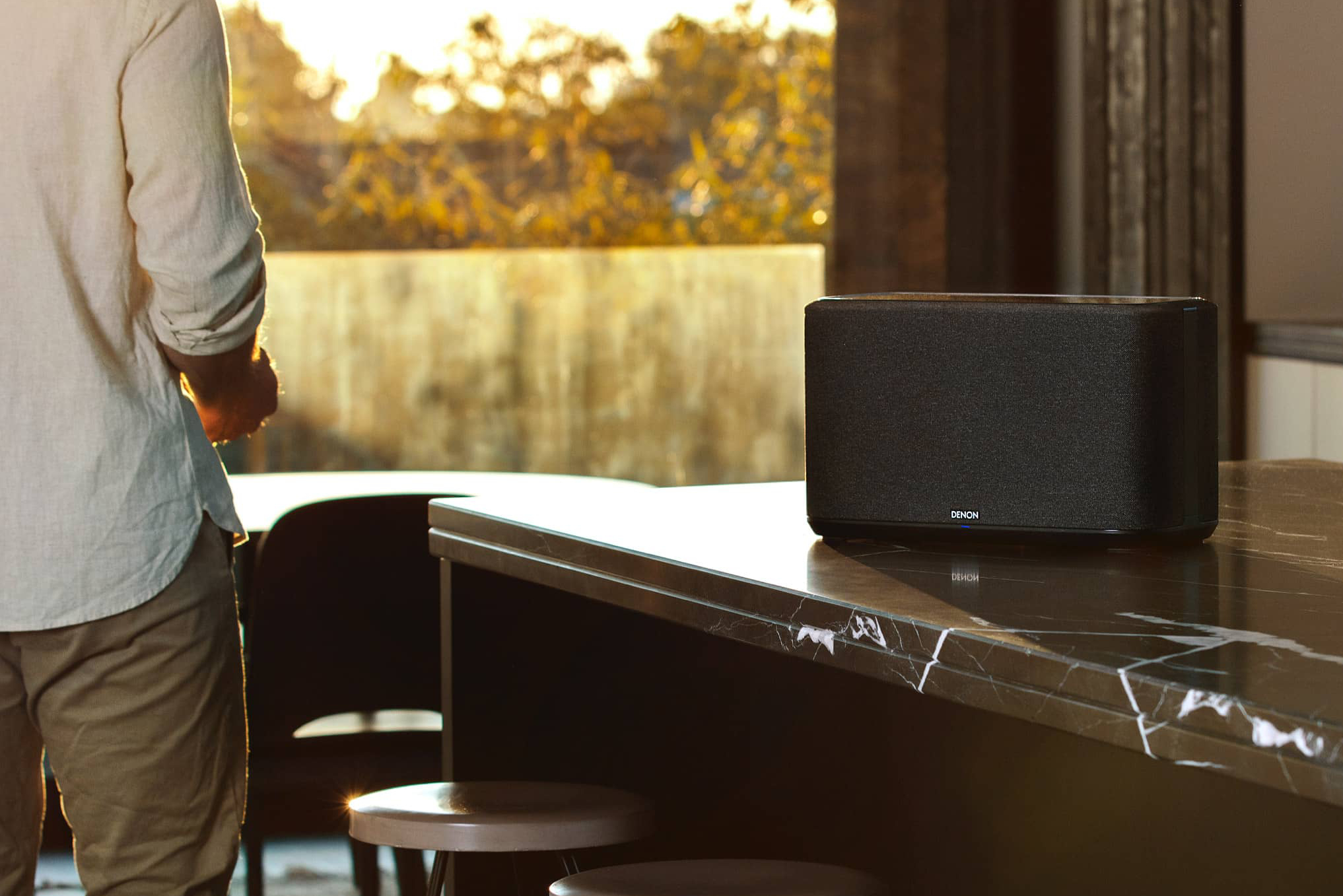 Mise en situation bar enceinte connectée Denon Home 350  Mise en situation bar enceinte connectée Denon Home 350