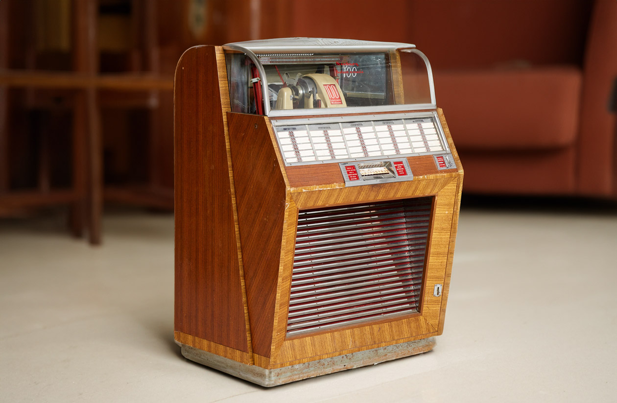 Exemplaire d'un juke box Seeburg M100A