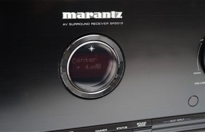 Vue de détail ampli Marantz avec boost +4 dB enceinte centrale Vue de détail ampli Marantz avec boost +4 dB enceinte centrale